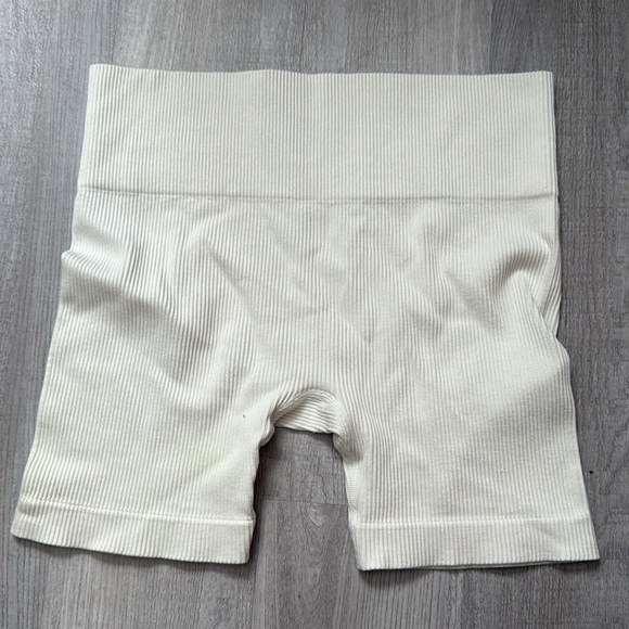 Primark Cream Ribbed Shorts - Picture 3 of 3